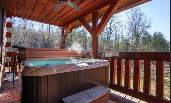 Whittier Cabin | Fall Getaway Cabin w/hot tub - dog friendly!
