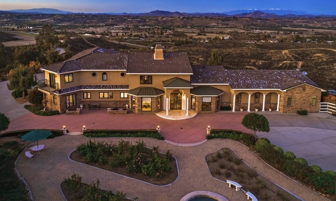 Temecula House | Fall Into Luxury 25% Off Private Vineyard Getaway