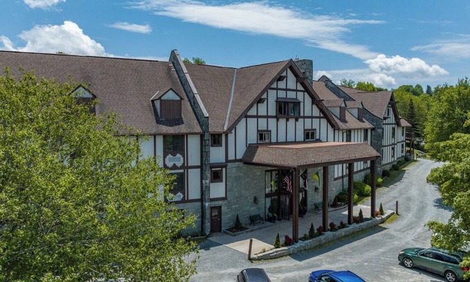 Beech Mountain Hotel | Fall Leaf-Peeping in Beech NC: Studio