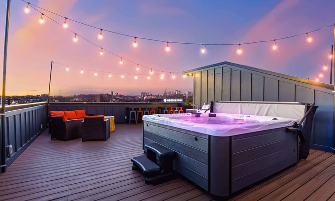 Hurwood Heights House | Fall rooftop decks, hot tubs, game zones near Broadway and Geodis Park