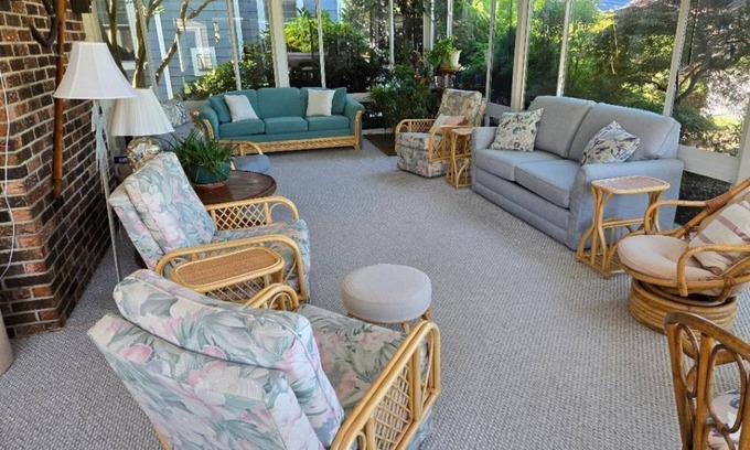 Country Club Estates House | Fall Sale! Big Porch, Short Walk to Beach & Boardwalk, Sleeps 10, Lots to Offer!