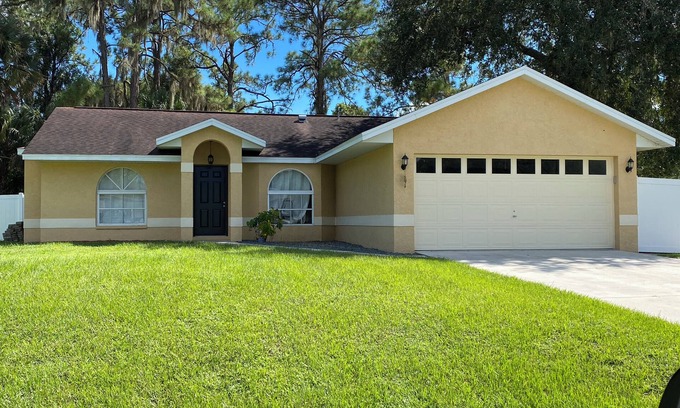 North Port House | FALL SPECIAL 15% off through December! FULLY FURNISHED,COZY COTTAGE