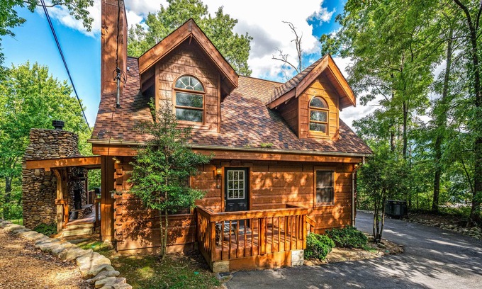 Gatlinburg - Pigeon Forge Cabin | Fall Special! Mtn Views, Wood Fireplaces, Hot Tub, Pools, Pool Table, Pickleball