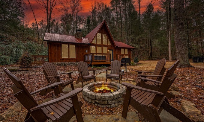 Gatlinburg - Pigeon Forge Cabin | Fall Specials! Waterfront/King Bed En Suites/Secluded/HotTub/Firepit/FastWifi
