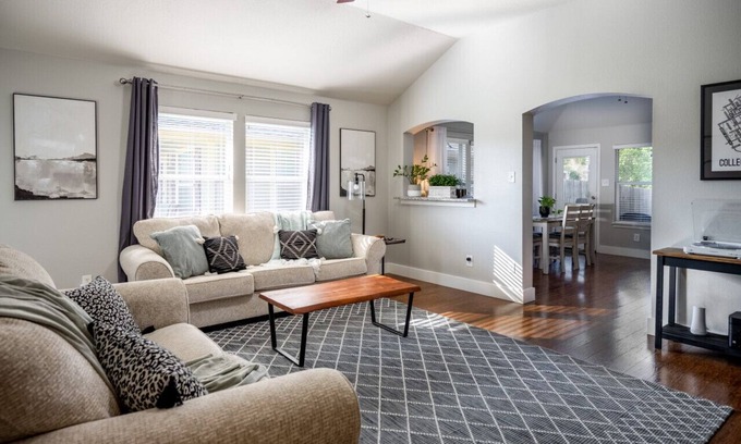 Westfield Village House | Fallbrook Cottage, Relaxing Home Away From Home 3BR/2BA, Pet Friendly