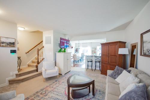 Potomac House | Falling Waters Retreat l Free Parking Sleeps 4-6