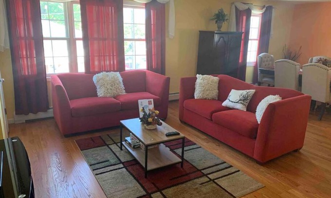 Elizabeth Apartment | Family 3-bedroom home (2nd floor near EWR/Outlet)