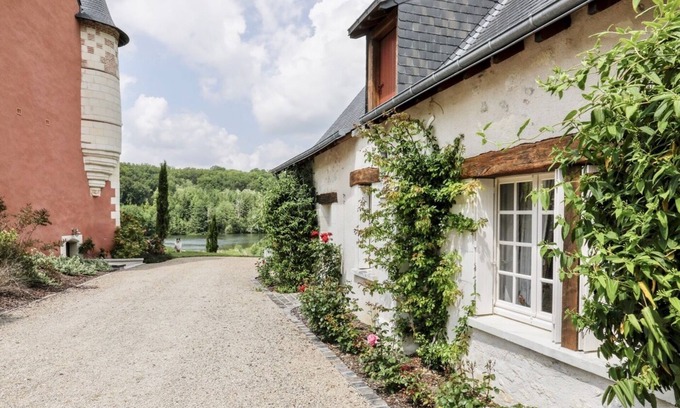 Continvoir Cottage | Family and pet friendly cottage with lake view, garden and access to castle pool