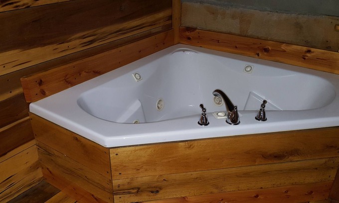Wildwood Apartment | Family cabin with whirlpool tub (cabin #2)