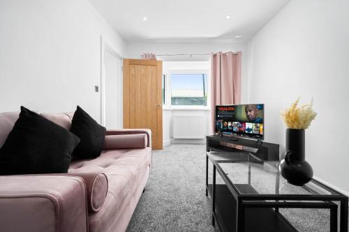 Bilston House | Family Contractors 3 bed house parking sleeps 7