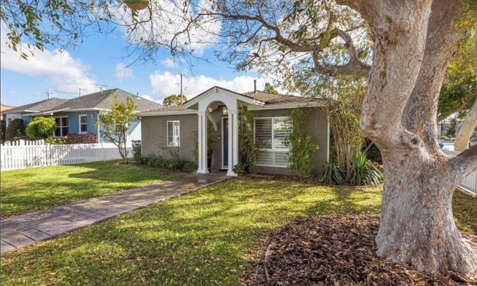 Los Angeles House | Family friendly 2 bed room in a safe neighborhood