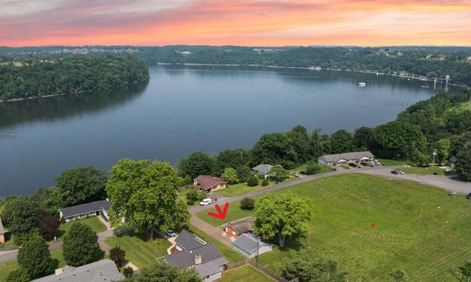 Somerset House | Family friendly 4-bedroom home with room for multiple boat trailers in Somerset