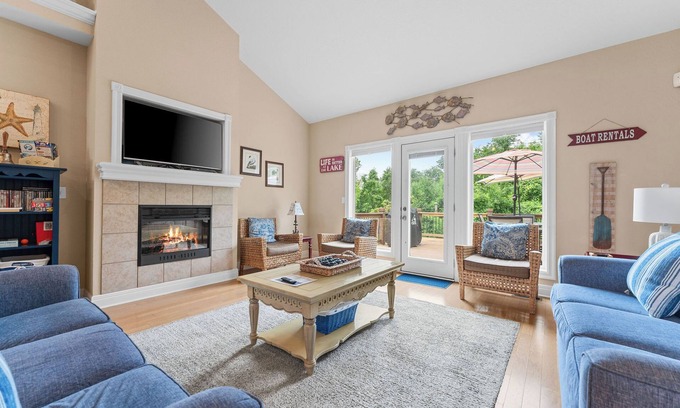 Hollister House | Family-Friendly 6BR Branson Getaway w/Hot Tub & Games