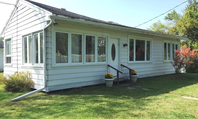 Georgina House | Family-Friendly Cottage on Lake Simcoe with Private Shared Beach Access