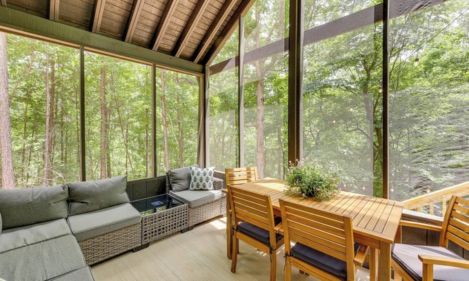 Dadeville Cabin | Family-Friendly Dadeville Cabin w/Hot Tub & Porch