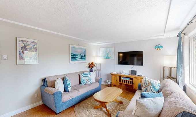 Newport House | Family-friendly duplex in the Heart of Nye beach, Dog-friendly