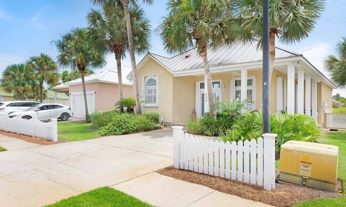 Avalon Beach Estates House | Family Friendly Home w/Private Beach Access + Hot Tub Access ~ Coastal Cottage, Maravilla