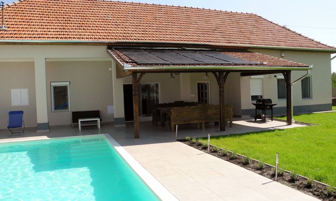 Poroszlo Villa | Family-friendly holiday home with heated swimming pool for 11 people + 2 children