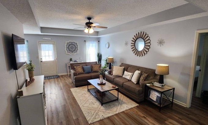 Clarksville House | Family Friendly Home~Pets Welcome-Fenced Yard