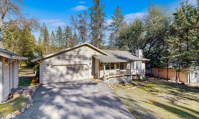Groveland House | Family-friendly home with deck, stainless steel appliances, & spacious yard
