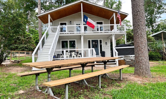 Coldspring House | Family friendly lake front getaway on Lake Livingston! Fishing! We love pets!