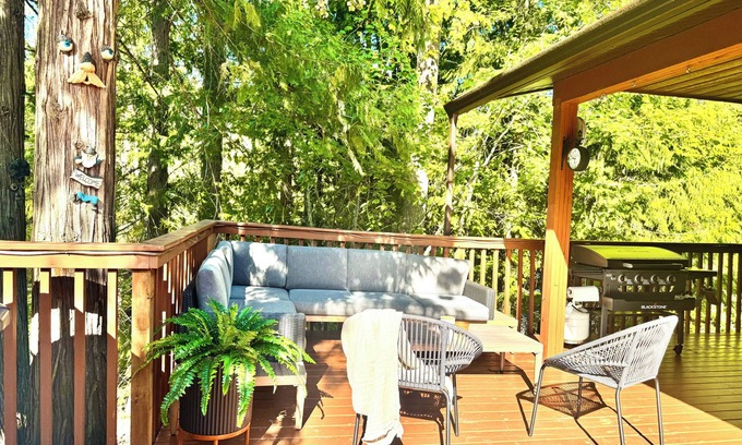 Sicamous Cabin | Family friendly Lakefront resort with boat slip