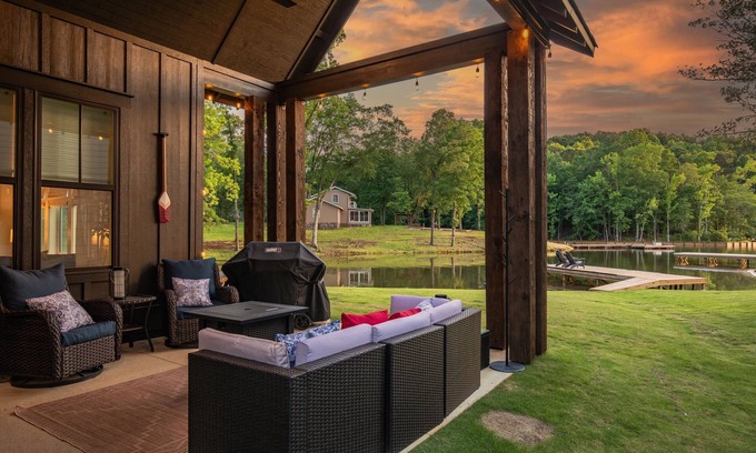 Dadeville House | Family friendly Lakehouse: dock, kayaks & SUP board, firepit Neighborhood pool!