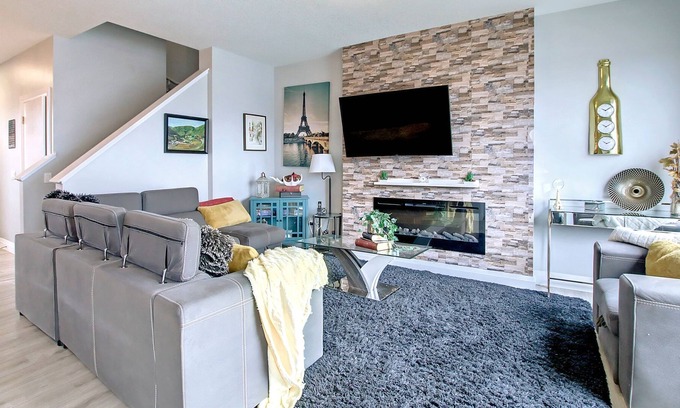 Southeast Edmonton House | ☆FAMILY FRIENDLY☆ Spacious☆ Chic 4BDRM✔Airport⚡WiFi🔥Fireplace