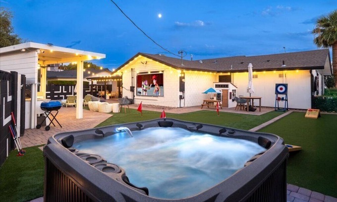 South Scottsdale House | Family Getaway: Diving Pool, Hot Tub, 8 min to Old Town, 6BR/3.5BA, Pet-friendly
