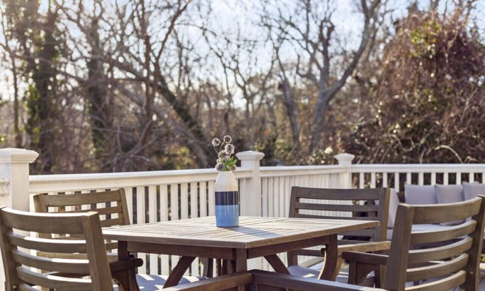 Vineyard Haven House | Family Getaway Walkable to Town