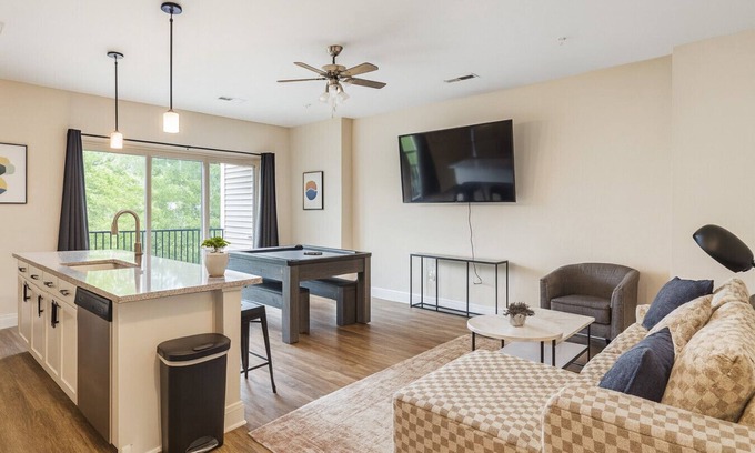 Glen Iris Apartment | Family & Group Retreat|3 Queens + Pool Table 4th