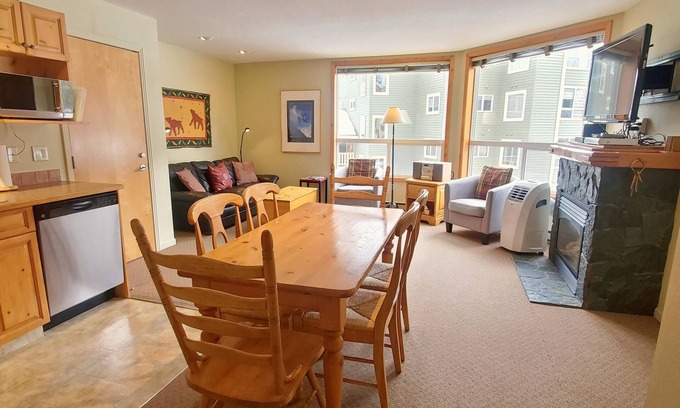 East Kootenay Condo | Family & Groups | 2 Q beds + 2 Twin | Walk to Ski Lifts