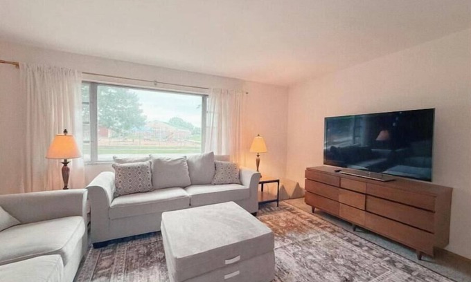 Willowick House | Family Home Across from Park & Pool Access