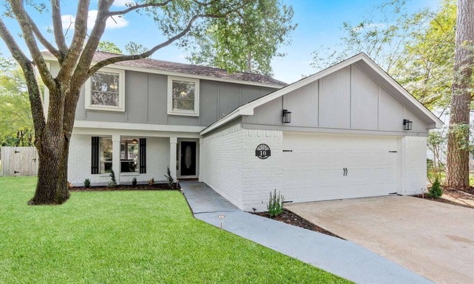 Grogan's Mill House | Family Home in the Heart of The Woodlands