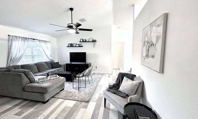 Homosassa House | Family Home - Minutes from Springs with King Size Bed and generous amenities!