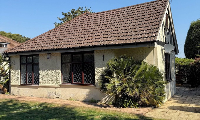 Poole House | Family Home on a secluded plot *5 minute drive to Sanbanks/Branksome Beaches*