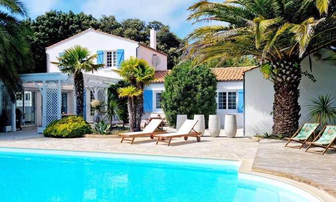 Dolus-d'Oleron House | Family home sleeps 10, Swimming pool, Jacuzzi, Petanque, Gym.