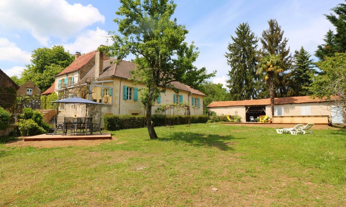 Saint-Cyprien House | Family home with enclosed garden and private pool in a peaceful heaven.