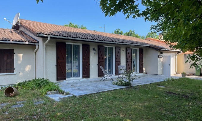 Hourtin House | Family home with large garden close to town center