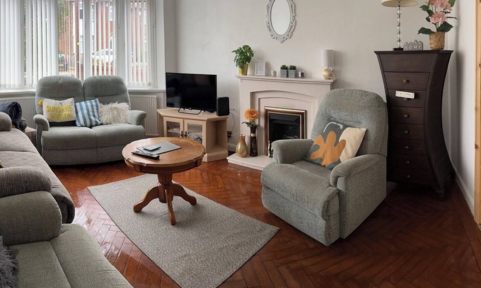 Bramcote House | Family House in Wollaton Nottingham UK. Sleeps six people. Cosy Three Bedroom