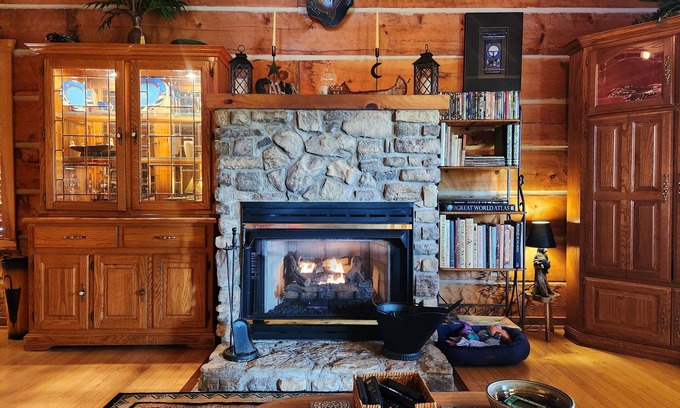 Vesta Cabin | Family-owned, Views, Peaceful & Cozy Year Round.