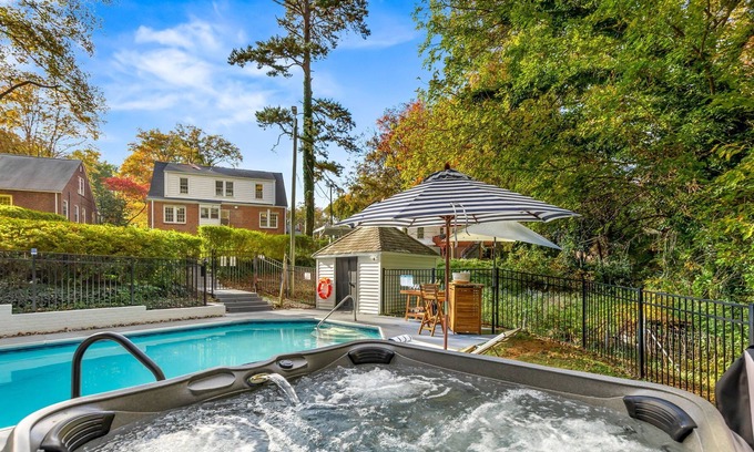 Lindley Park House | Family Peaceful Getaway w/HotTub, FirePit, Pool! 12min to Sedgefield CC!