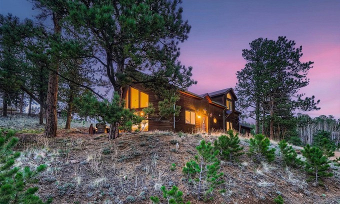 Bailey House | Family & Pet Friendly - Hot Tub - 2 King Beds - Near Denver - Views - Wildlife