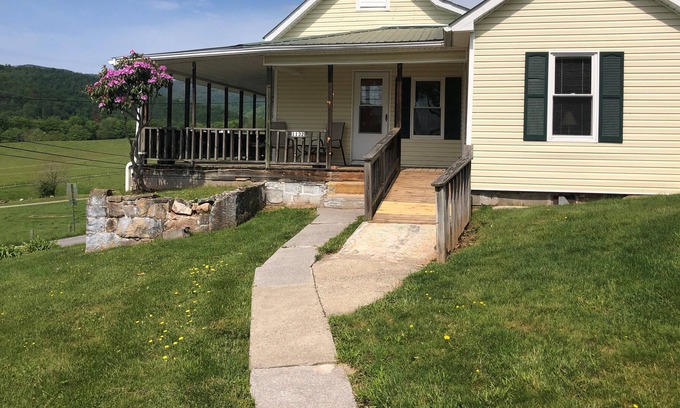Edray House | Family & Pet Friendly, Peaceful Setting, Incredible Views - 5 Min to Marlinton