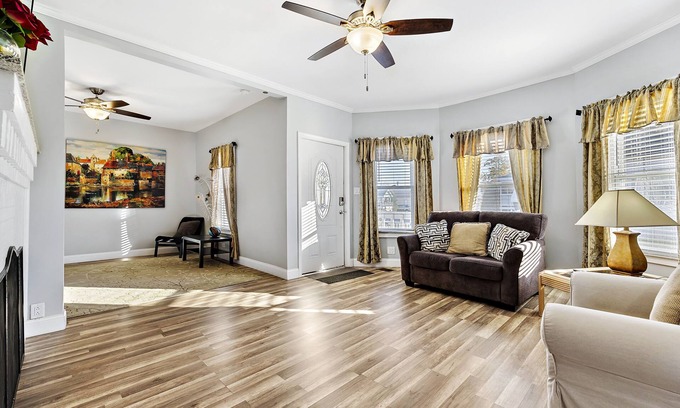 Joliet House | Family reunion? Huge House w/6 Bedrooms 3 full baths Washer&Dyer Big Yard WiFi