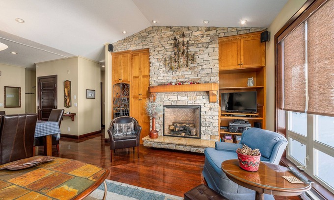 Big White Ski Resort Condo | Family sized cozy ski-in/ski-out retreat w/hot tub and stunning mountain views