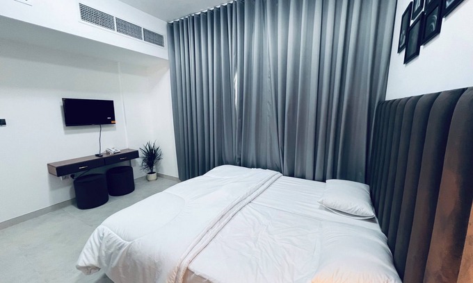 Deira Apartment | Family Studio Room Near Metro in Dubai with WiFi, AC