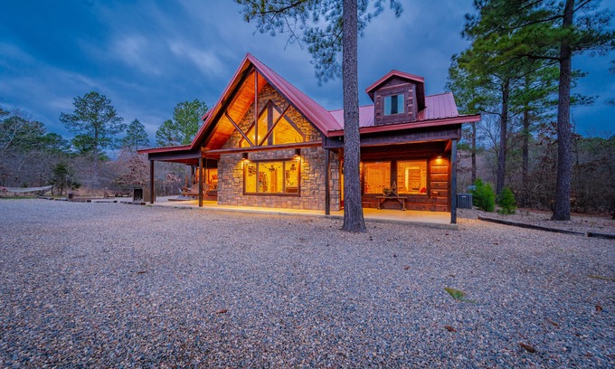 Broken Bow Cabin | Family Time, Hot Tub, Play set, Fireplace, Outdoor Fire pit! Great for Families!