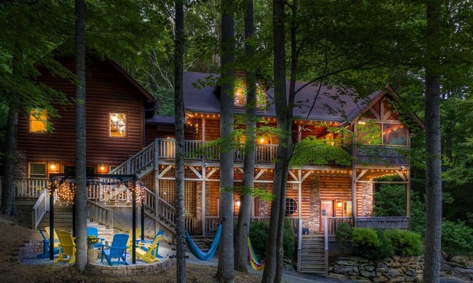 Banner Elk Cabin | Family Vacation*Mystic Glow Jungle*KidsSafari*Pets*Firepit*HotTub*Luxe Amenities