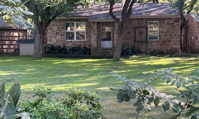 Marble Falls Cottage | Fantastic 2-bedroom cottage with AC in Marble Falls
